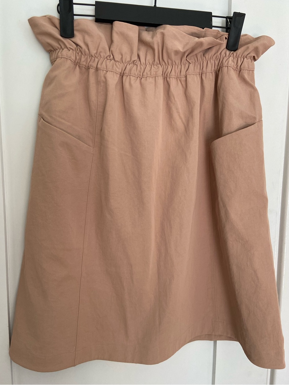 43. Size 6 LULULEMON Tan Skirt With Side Pockets